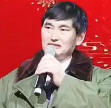 大衣哥热度掉了最近大衣哥人气、热度掉得很厉害，商演没了，也没人请他去参加活动了