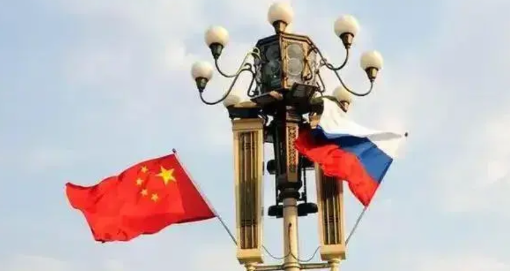 俄罗斯这次真被西方整惨了，银行被踢出国际结算系统，美元欧元都用不了，眼看经济要崩
