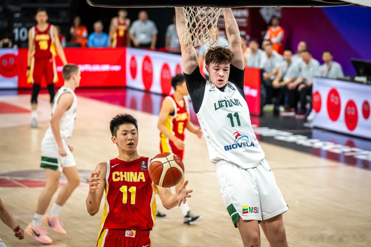 U17男篮世界杯第三战，中国国青男篮68-78负于立陶宛男篮，对方的身体对抗非常