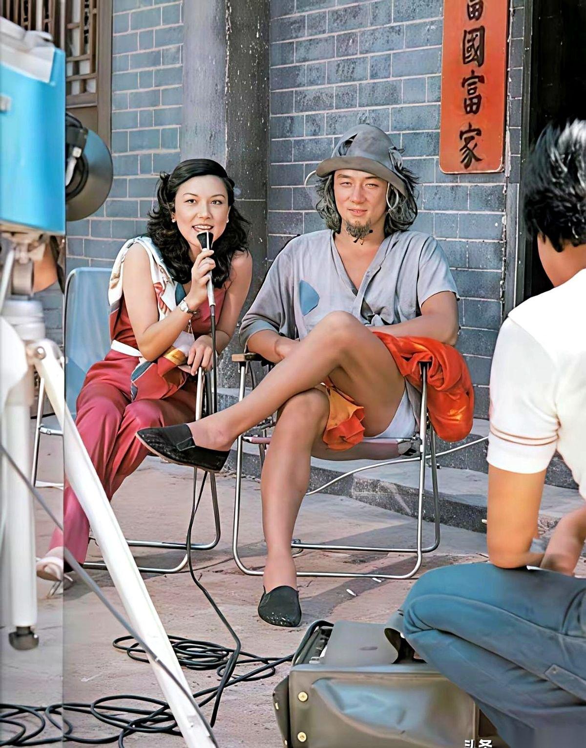 刷到这张照片，我愣了三秒。这谁啊？……说是成龙大哥？开什么玩笑。我放大，再