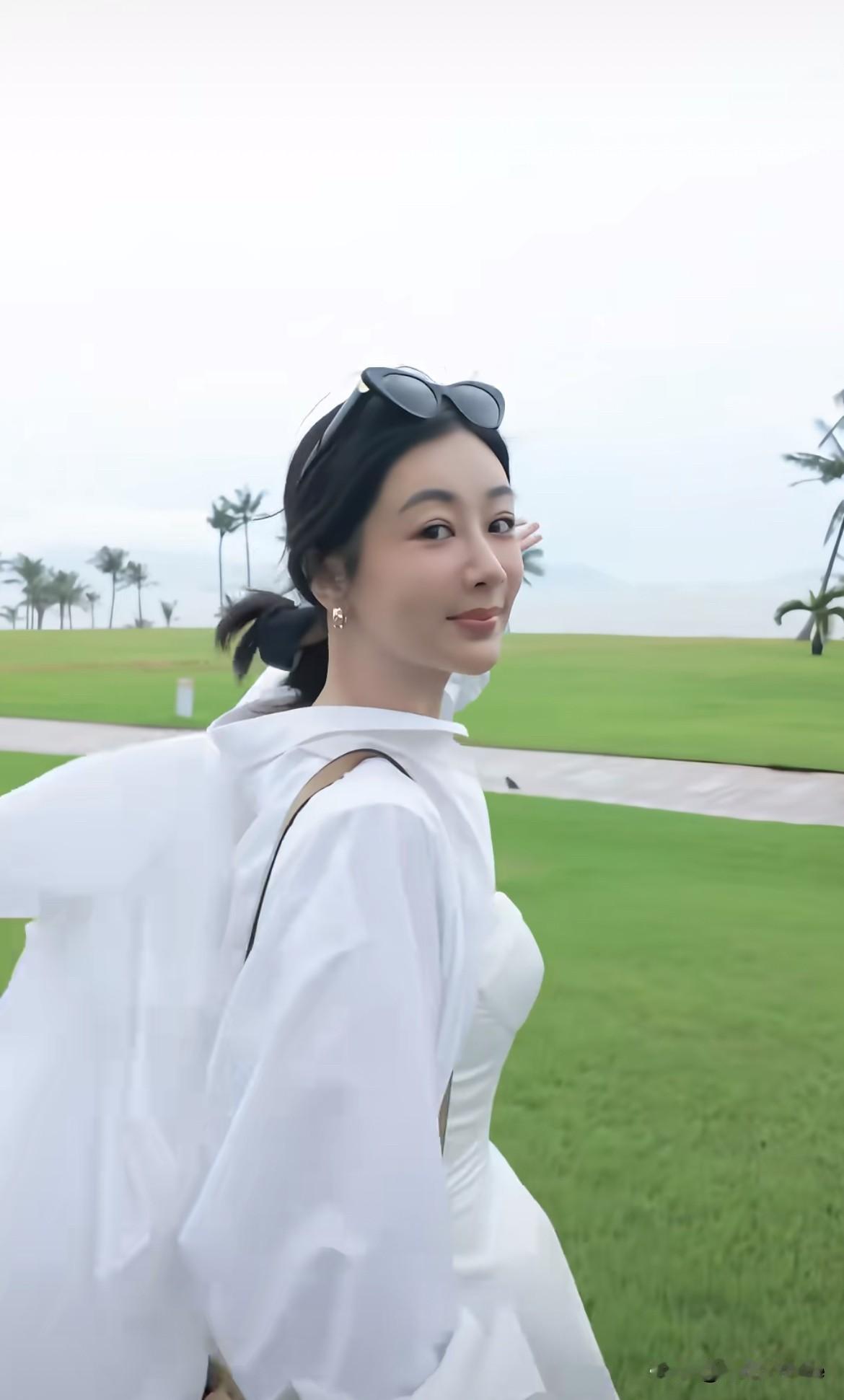 10月10日，杨紫10月错峰度假日常吃完早餐坐在海边，抱着椰子，看着风景，十分