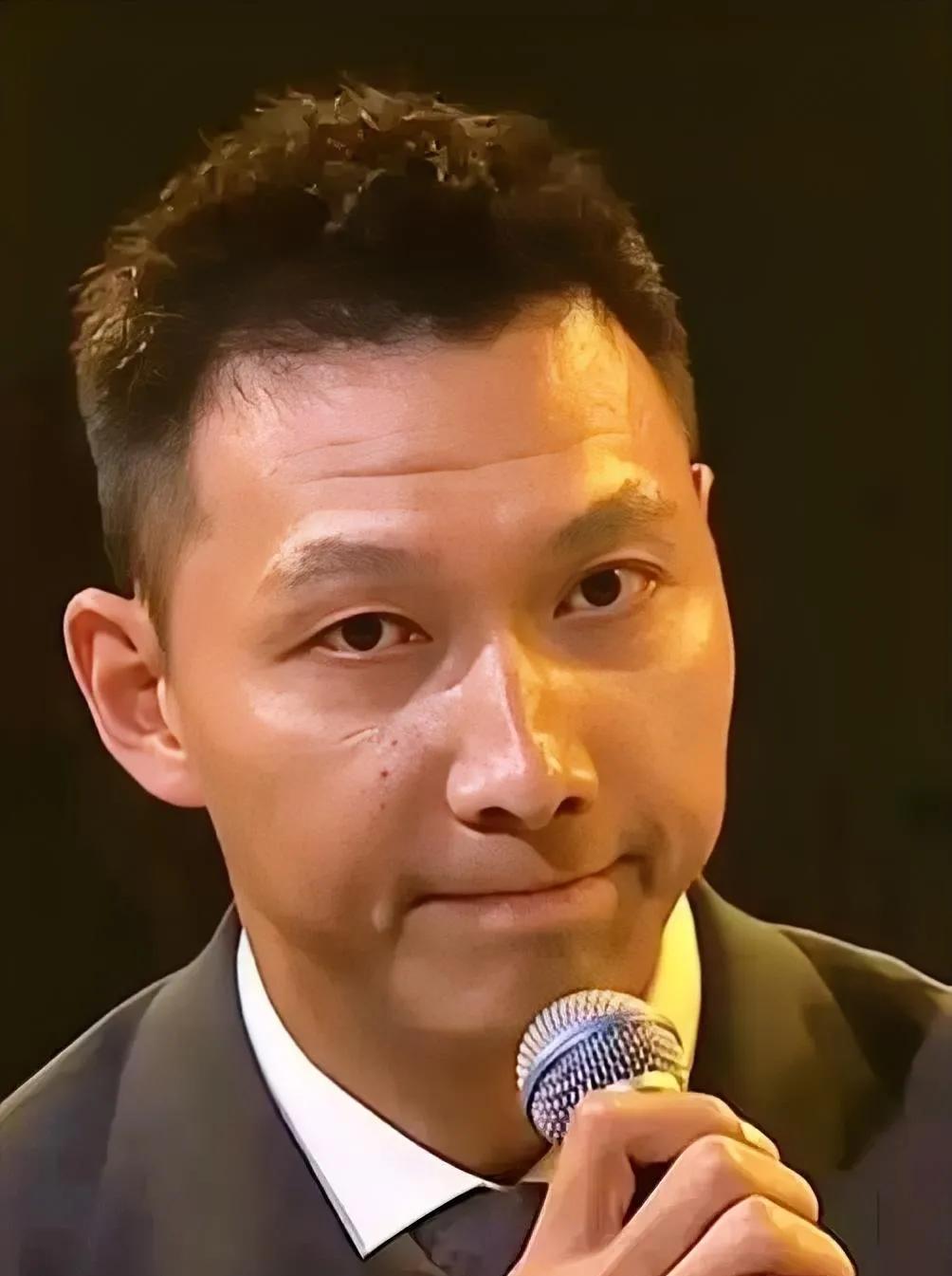 独家揭秘：易建联陷嫖娼风波？顶级私人会所内幕曝光，真相颠覆想象！