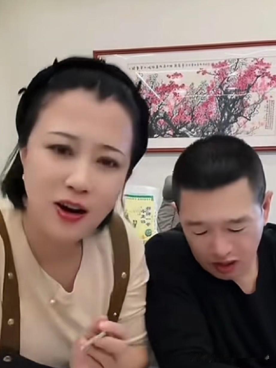 王红梅和王权直播时正吃着饺子，底下有位粉丝发评论说：“两头猪又开吃了”。王权顿时