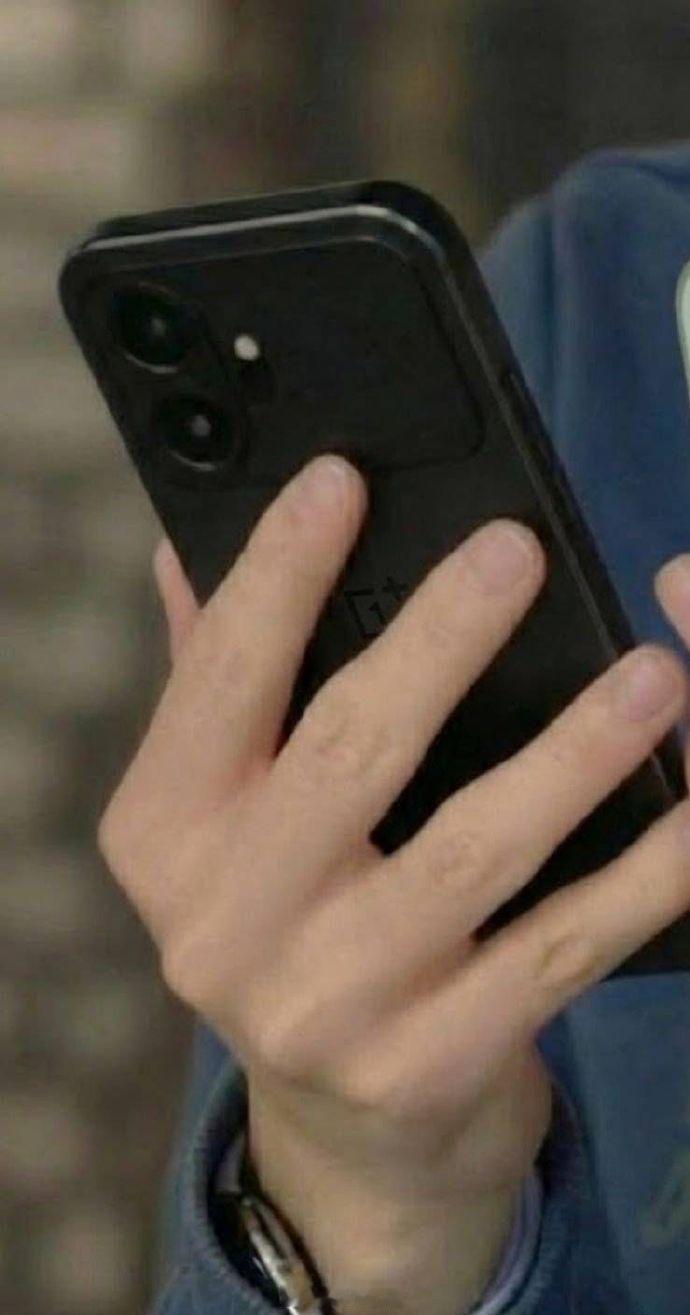 一加15T外观提前曝了？不像是带了保密壳，大矩形模组，竖排双摄，凸起不是很明