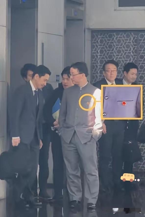 中山装戴国徽，双手插兜谁怕谁！​那一刻他双手插兜，面前的都不值一提。​刘司长