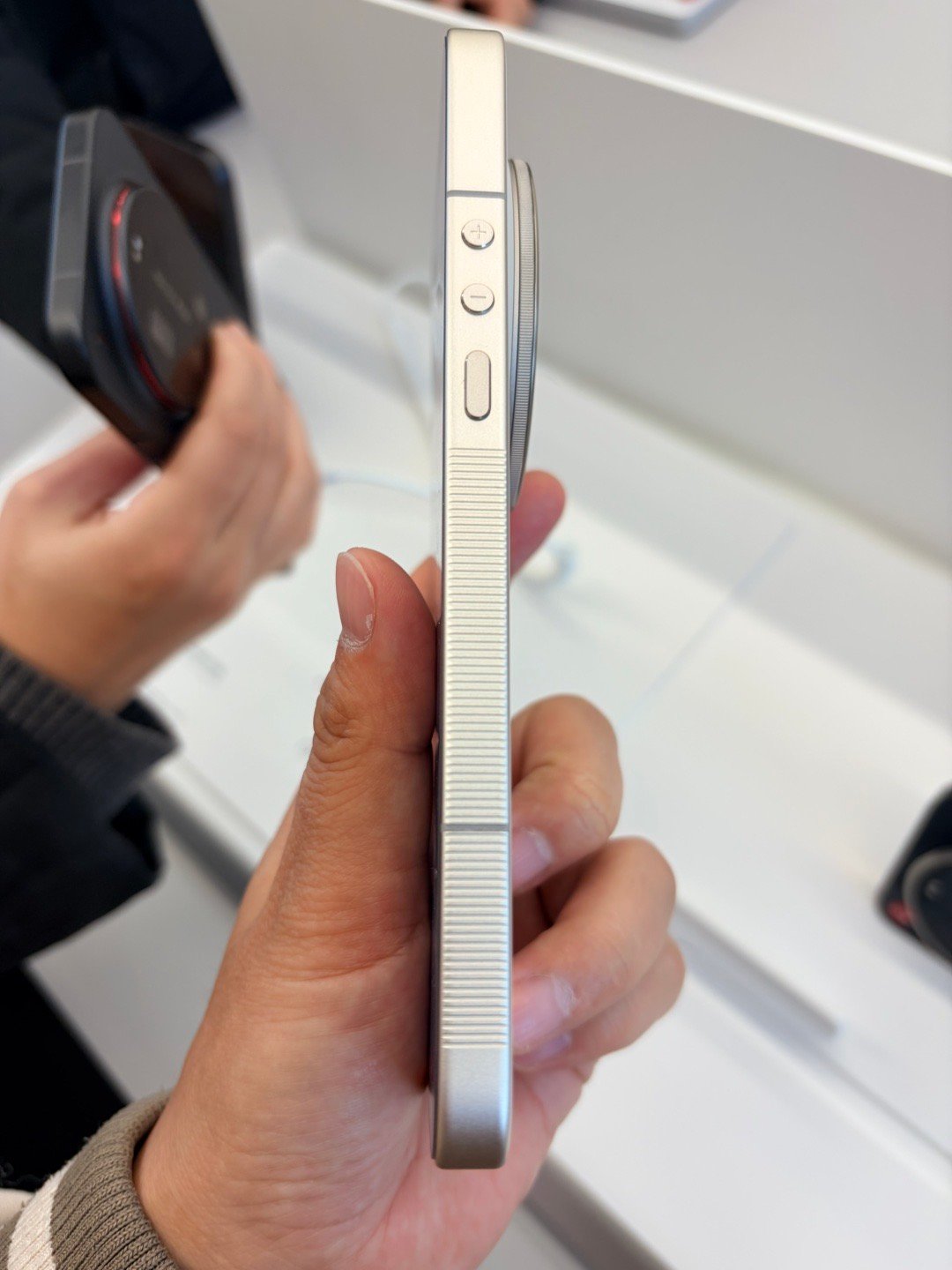 10点家旁边商场一开门我就来摸小米17Ultra了，怎么说呢，跟17上