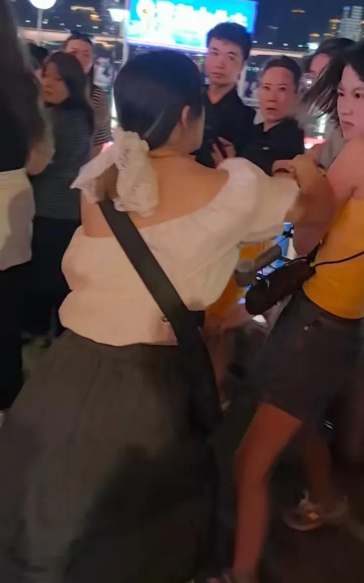 两个女孩因抢“给游客拍照生意”发生争执！据知情人透露，两个女孩都是为游客拍照的