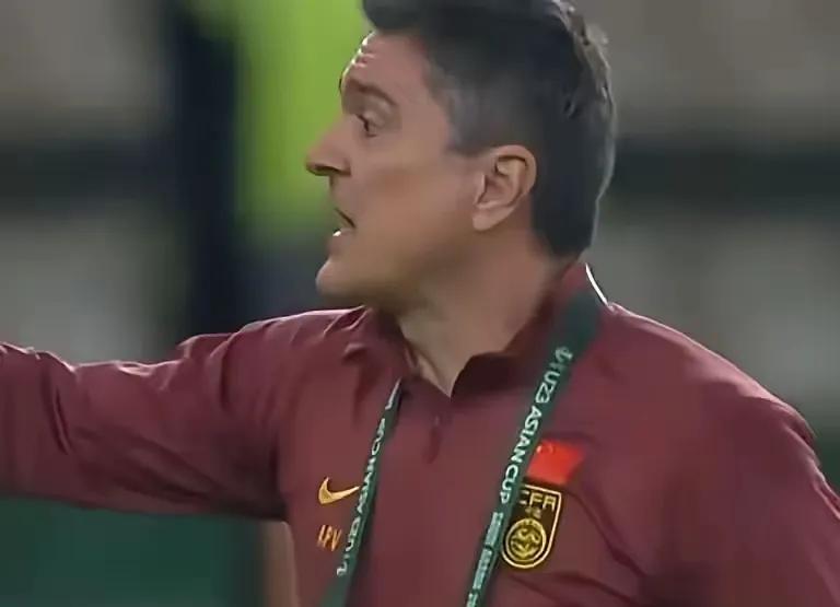 国足2:0领先，90分钟换武磊太暖心!主教练安东尼奥是真懂中国的人情世故，比赛