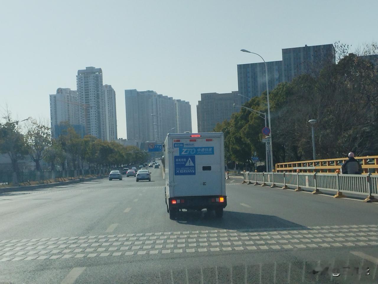 很显然，这是一台无人驾驶车辆，正在送货的途中，很好奇的是，既然是机动车辆，车辆后