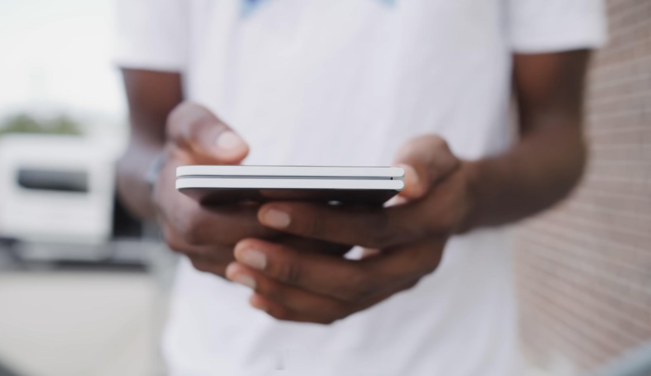 今天人们在聊阔折叠新款，我一下就想到了好多年前发的SurfaceDuo，这种比