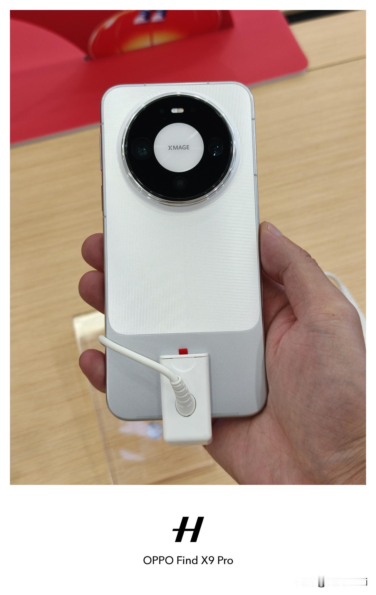 我这里只有华为Mate90Pro，我摸了一下质感还行，屏幕大黑边着实有点难受，而