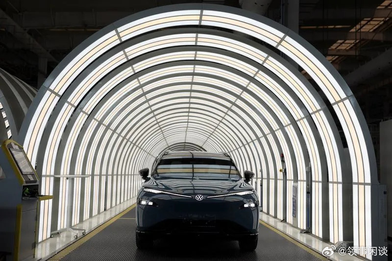 【大众汽车瞄准中国市场，首款与小鹏汽车合作的车型开始量产】3月13日（路透社）—