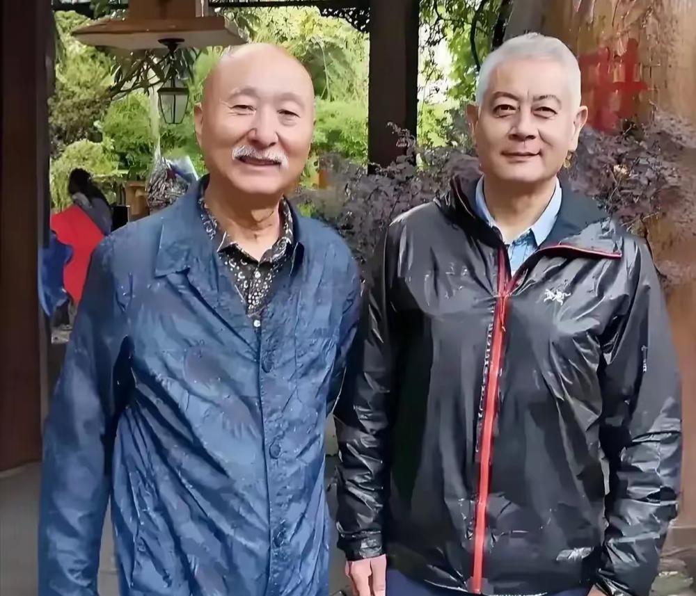 没想到，陈佩斯老成这样了。身形消瘦，胡子发白，头发也谢顶了。跟老戏骨陈强简直是一
