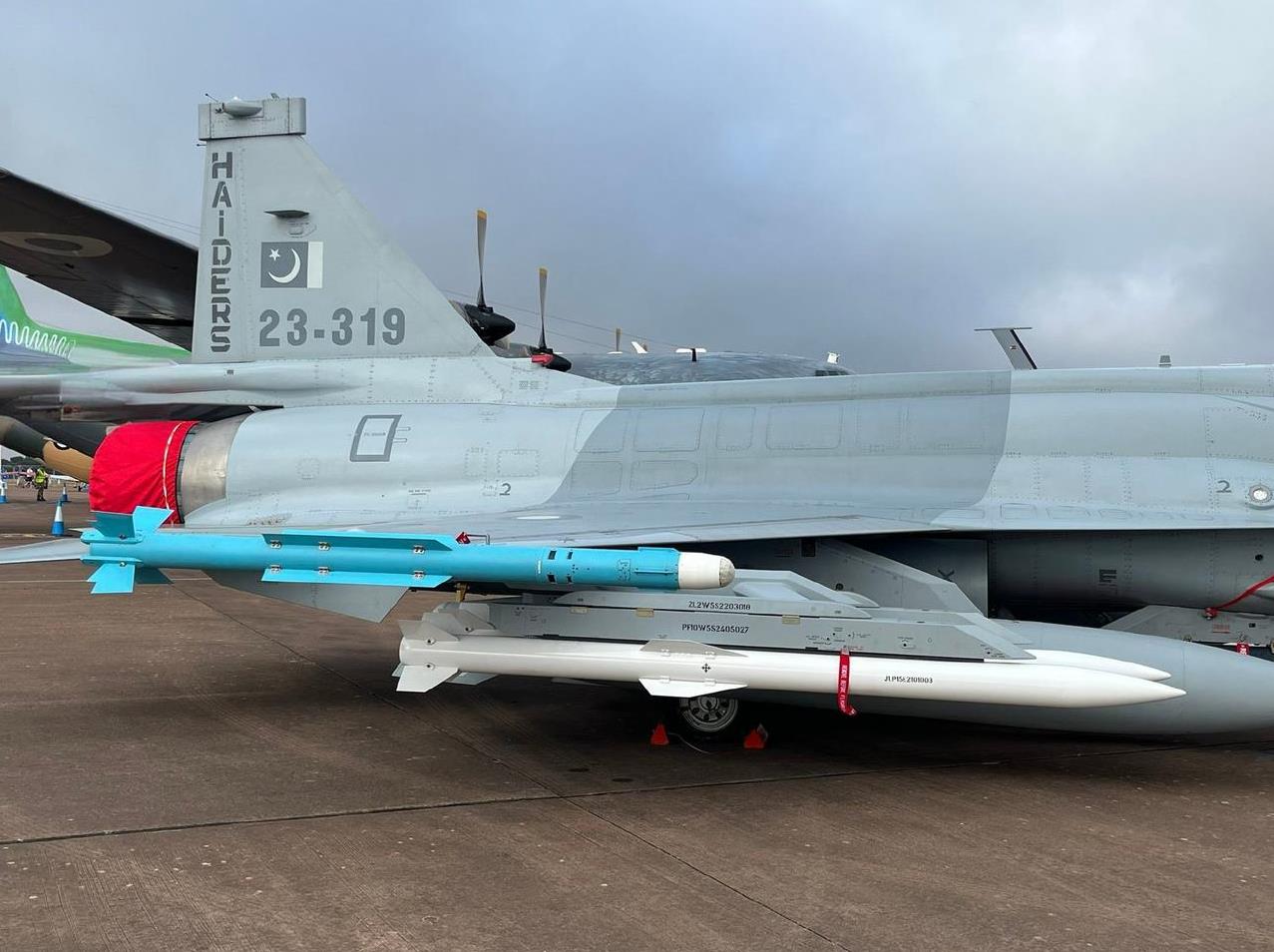 巴基斯坦JF-17C“枭龙”战机在英国公开展示霹雳-10E和霹雳-15E空空导弹
