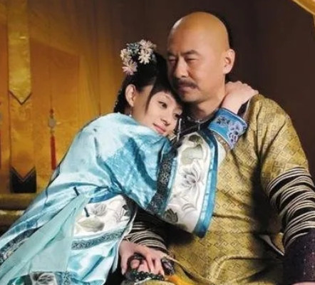 2010年，陈建斌在和孙俪拍完《甄嬛传》的第一场亲密戏后发了火，绷着脸朝着孙俪就