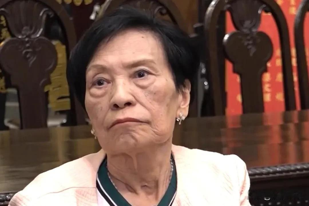 88岁余慕莲，太通透了！近日，一条关于香港资深演员余慕莲的近况视频在网络上一