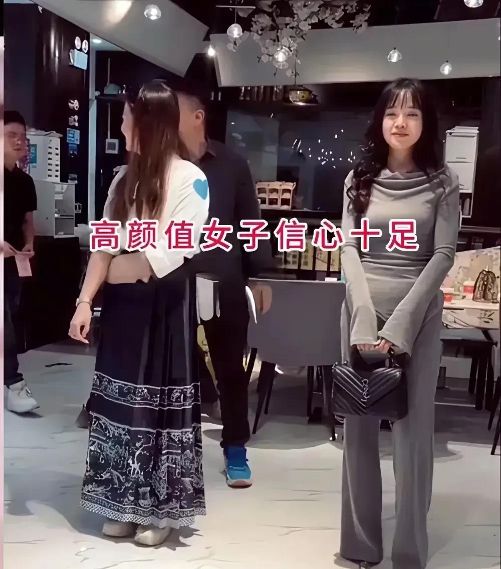 她以为拿着这个包加分，实际上减分