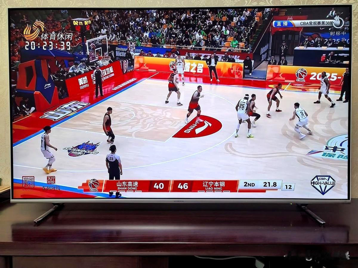 昨晚看山东队打球，心里那个堵啊。全场就跟一盘散沙似的，各打各的，看着都替他们着