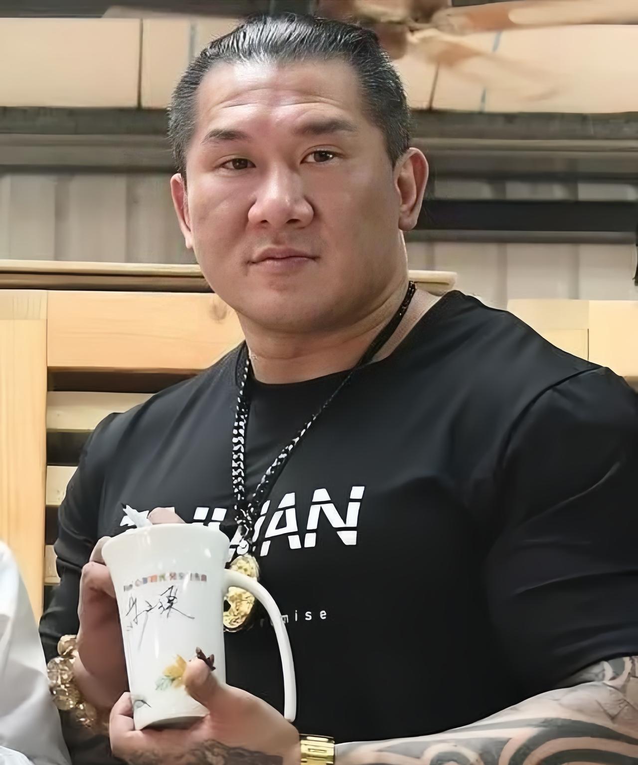 看上去五大三粗实际上心细如发被这个满身纹身来大陆旅游6天的湾湾老哥整得笑发财