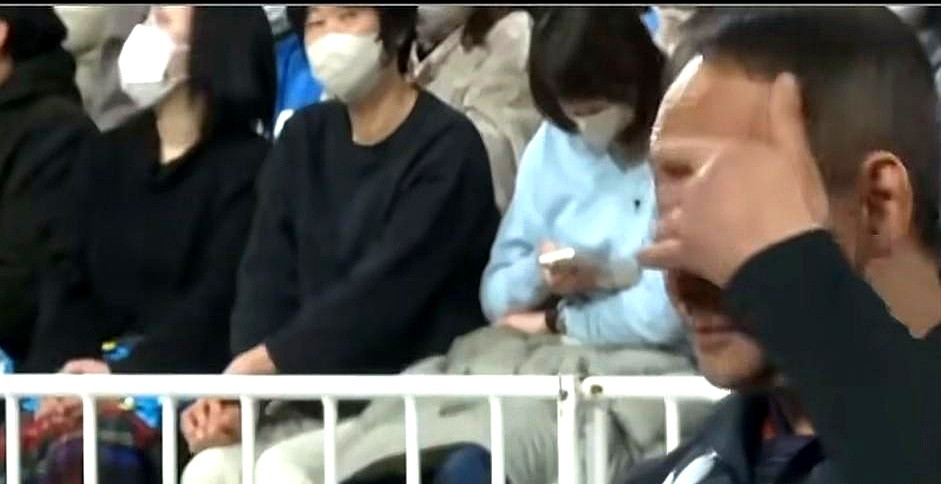 张本宇在赛场边抹眼泪的画面，说实话看得人心里挺不是滋味。小姑娘接受采访那会儿，