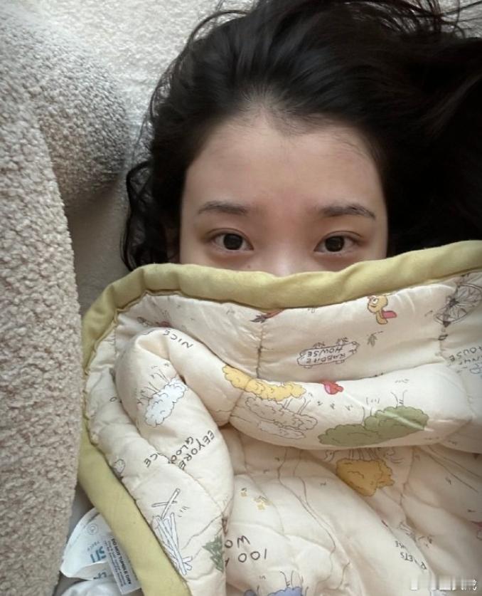 IU素颜露眼自拍IU更新素颜露眼自拍照~​​​