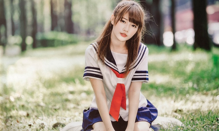 一个女人暗恋你，会有这8个表现：1、忍不住给你发消息，尤其是夜深时，她总缠着你