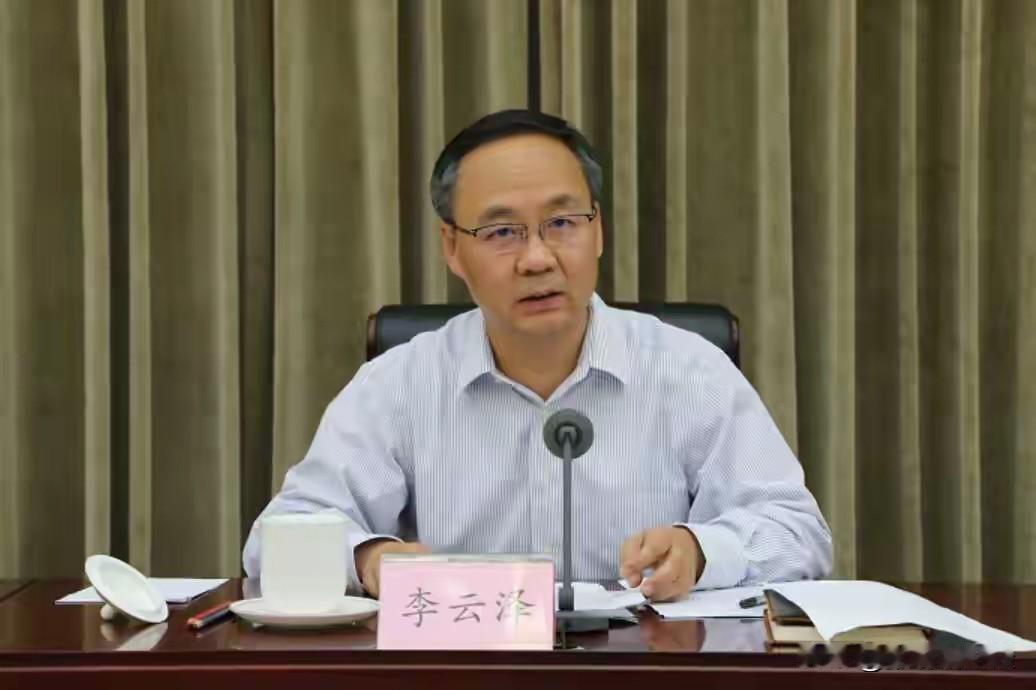 李云泽仕途的巅峰，毫无疑问是在金监总局这几年，他当了三年一把手，手上的权力很大，
