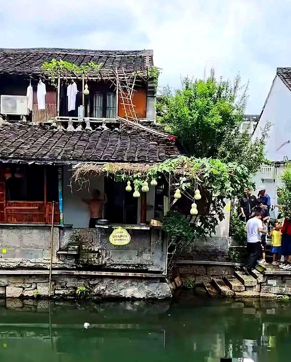 七个葫芦，一夜爆火。全网的“蛇精”正连夜打包行李赶去绍兴，打算来场群魔乱舞。