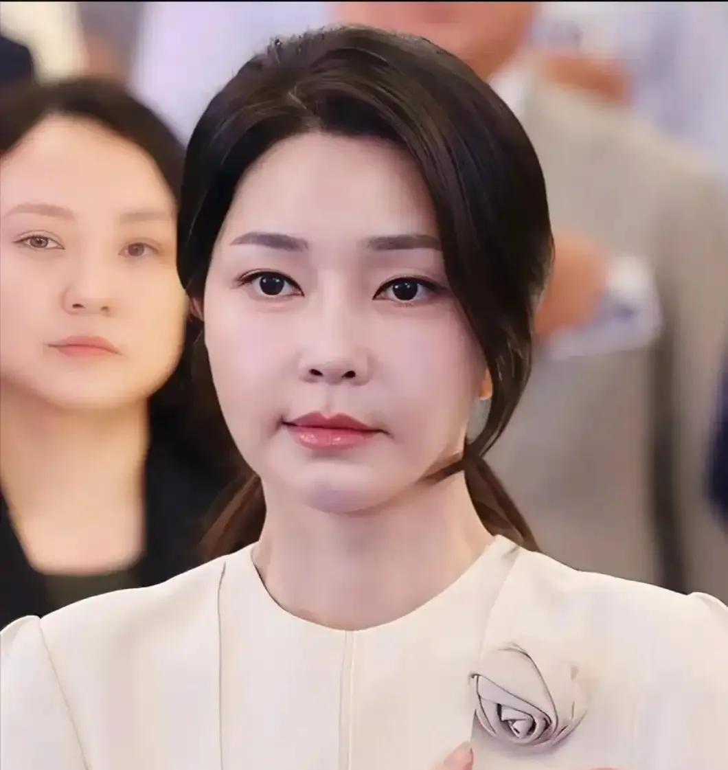 谁能想到？谁能想到？谁能想到？韩国前第一夫人金建希这么牛，明明自己被关押