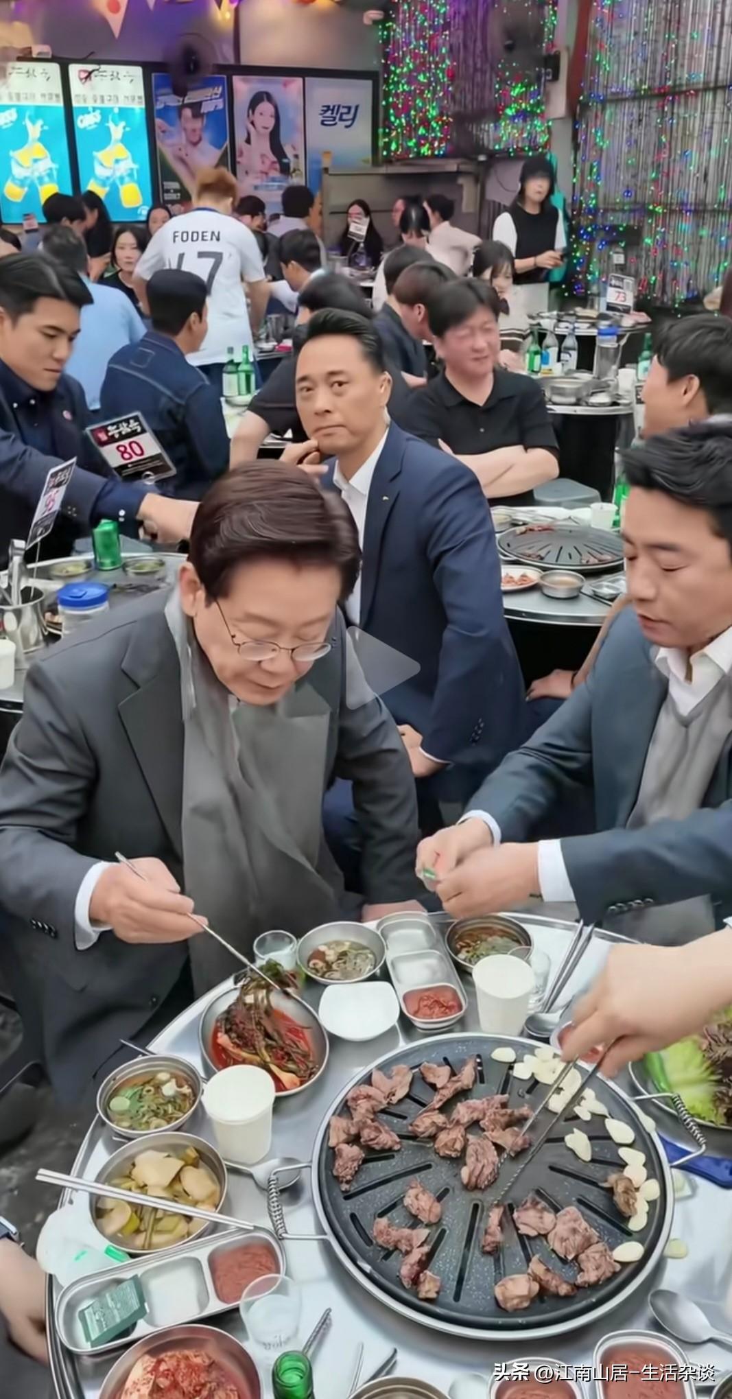 李在明应该也是一个“吃货”，这次他吃的是烤肉。从现场餐厅场景来看，这个烤肉配筷子