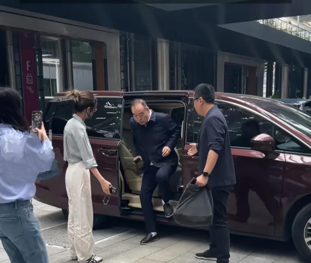 著名导演73岁陈凯歌携小娇妻陈红参加深圳论坛，陈凯歌一身蓝色传统中山装，黑色方口