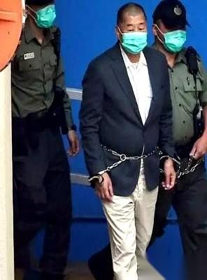 庭上那一声吼，估计把他家孩子两年来的“全球巡演”给吼懵了。真的，太戏剧性了。