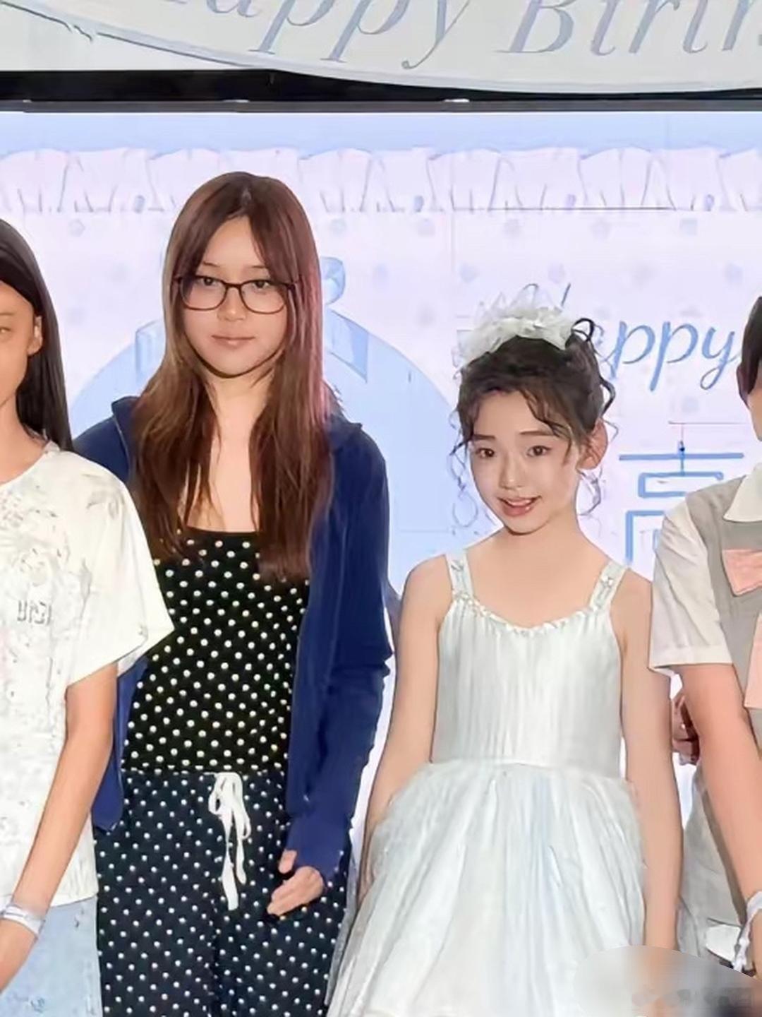 这就是现实的落差。董璇女儿和贾乃亮女儿甜馨同框…董璇可没少晒她女儿的"大长腿"基