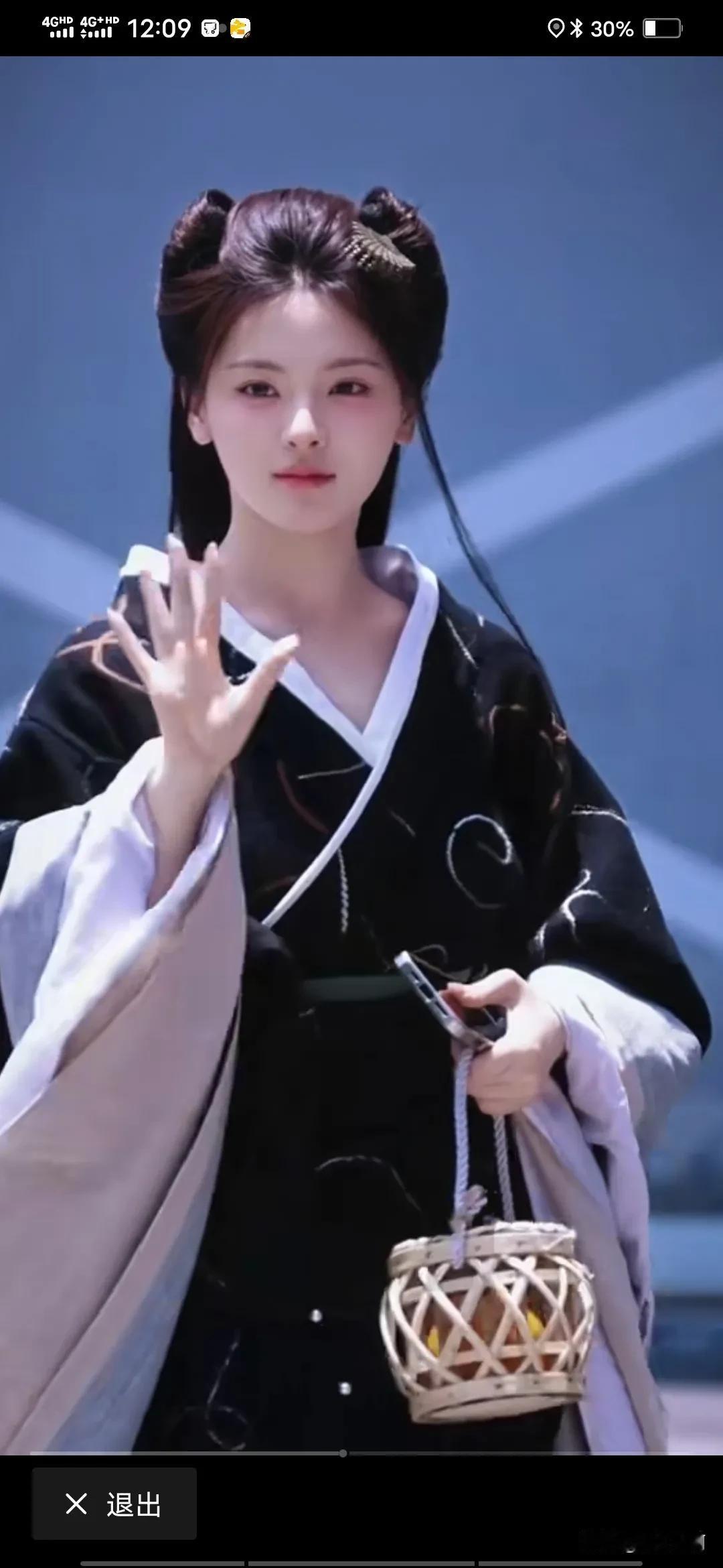 杨超越小脸，具天生明星脸，老天爷赏饭吃：在镜头中，小脸会显得更加精致，五官也