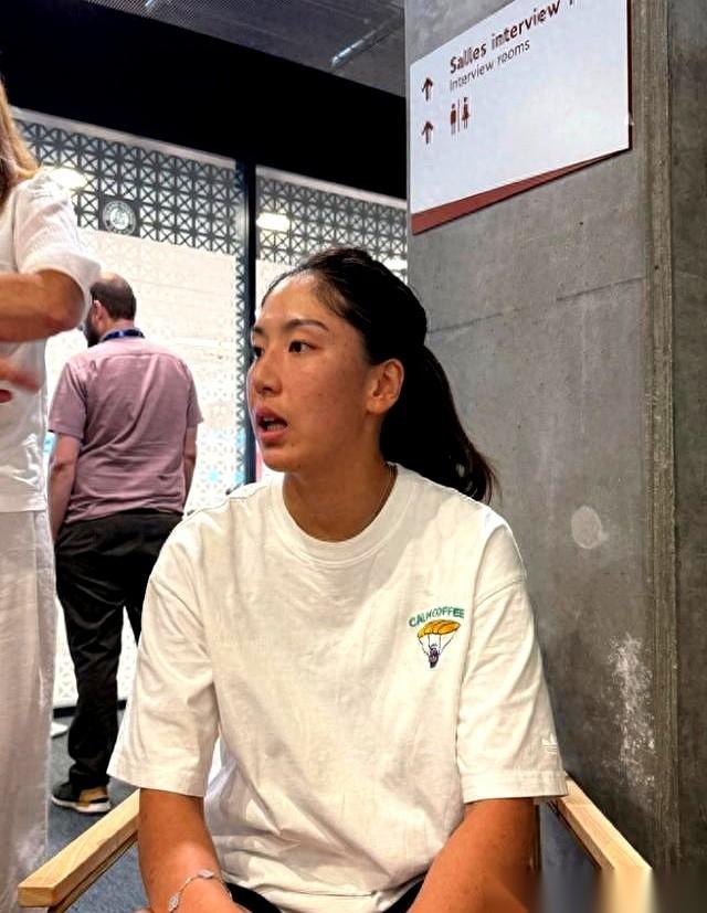 法网女单，王欣瑜输了球，走到网前。对面，德国选手科尔帕奇抬起手，又猛地收了回去
