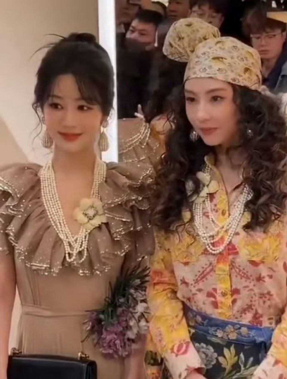 杨紫蛮神奇的，很多人老说她不好看，但她和其他女艺人同框的时候，都不会失色是不是？
