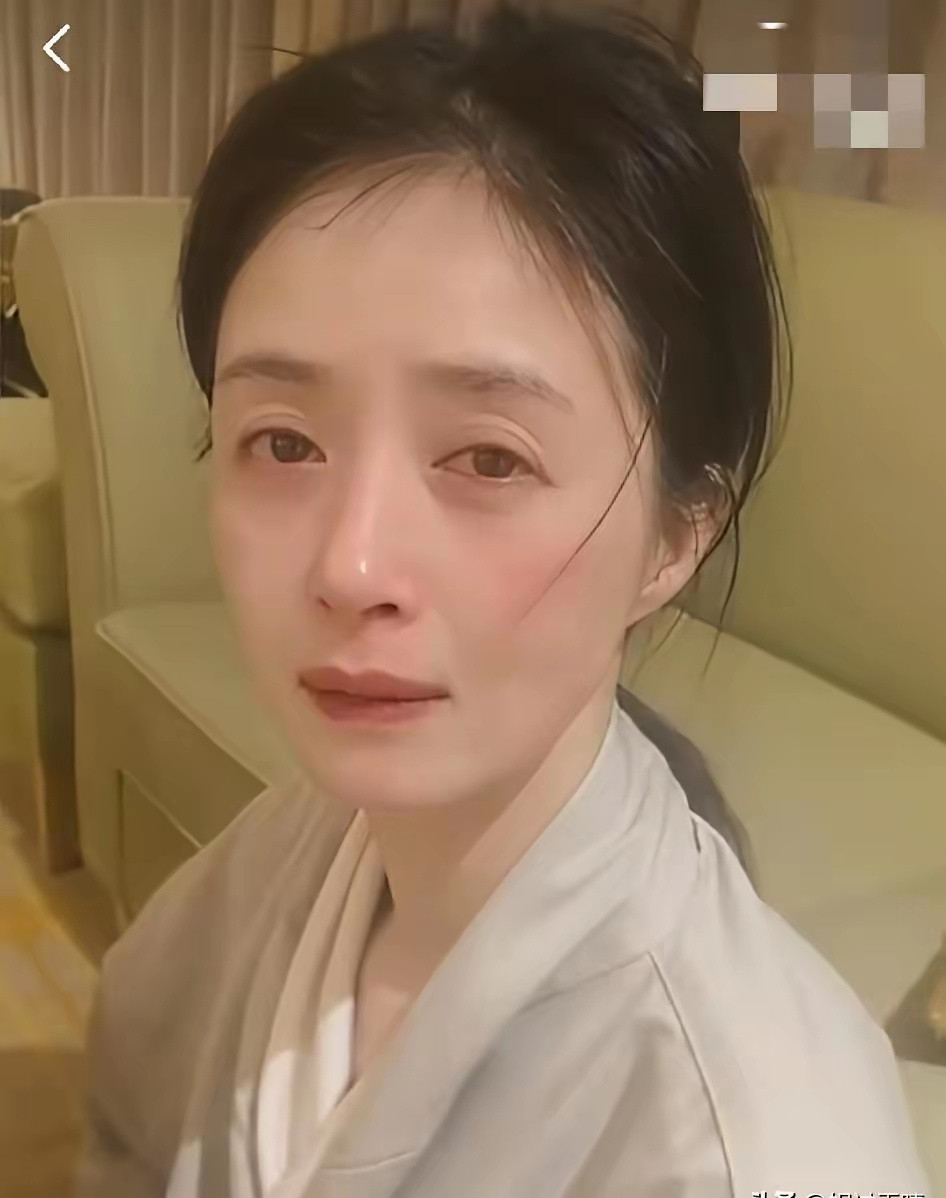 蒋欣瘦到眼皮都抬不动了，不是美，是熬干了。剧组催，镜头压，她不敢吃一口饭。营养学