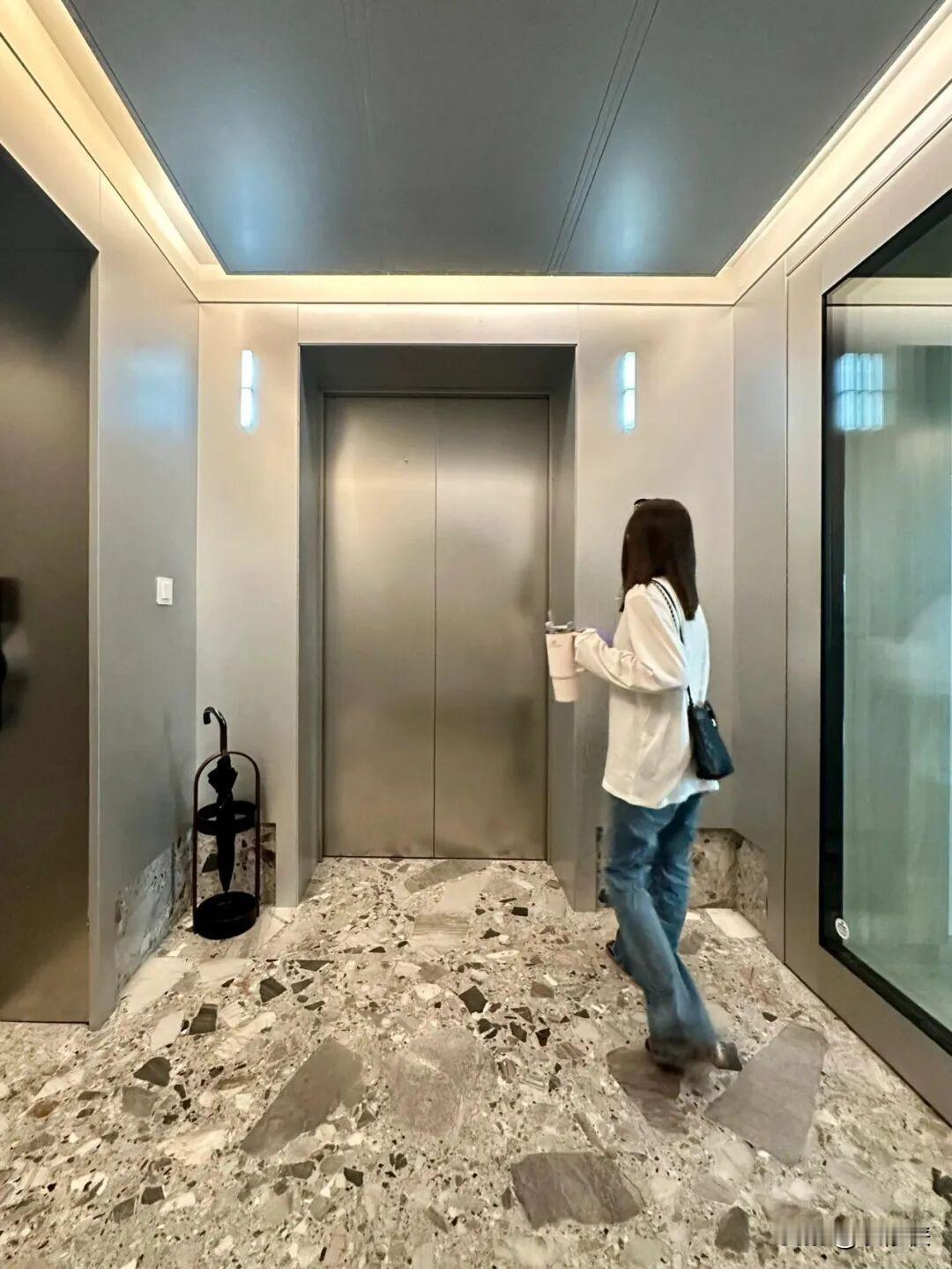 你绝对想不到，曾经被无数人当成“高端住宅标配”的一梯一户，如今竟然成了二手市场上