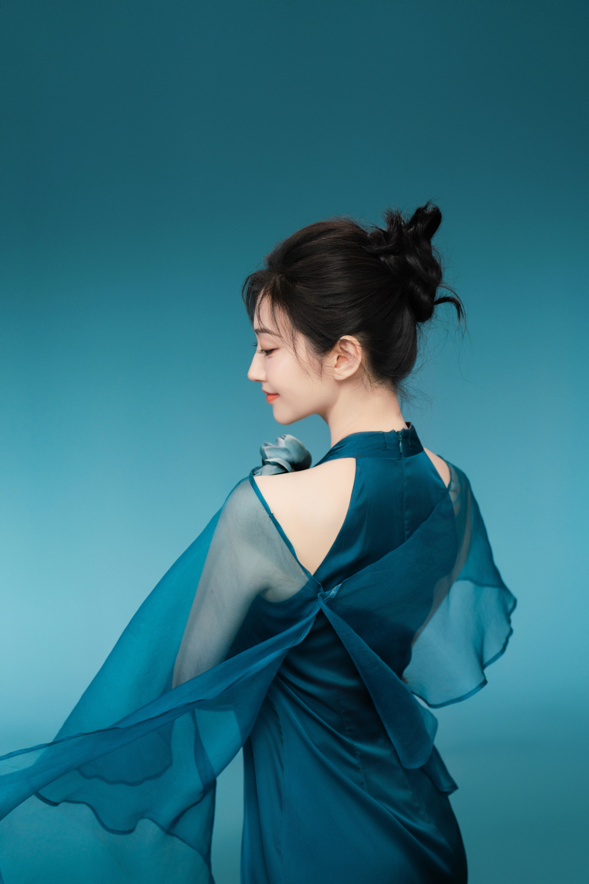 景甜：山黛远月波长，青素流转尽显东方雅韵。景甜