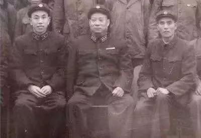贺炳炎目睹了一名八路军士兵被一个不满五尺的日本兵一刺刀捅倒在地，不由地怒火中烧，