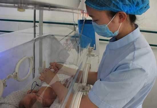 大宝退了二宝烧 半夜就往医院撂 宝爸两句话 月子妈心都碎了