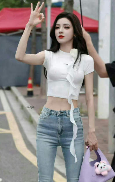 张予曦路透身材，建模脸来袭