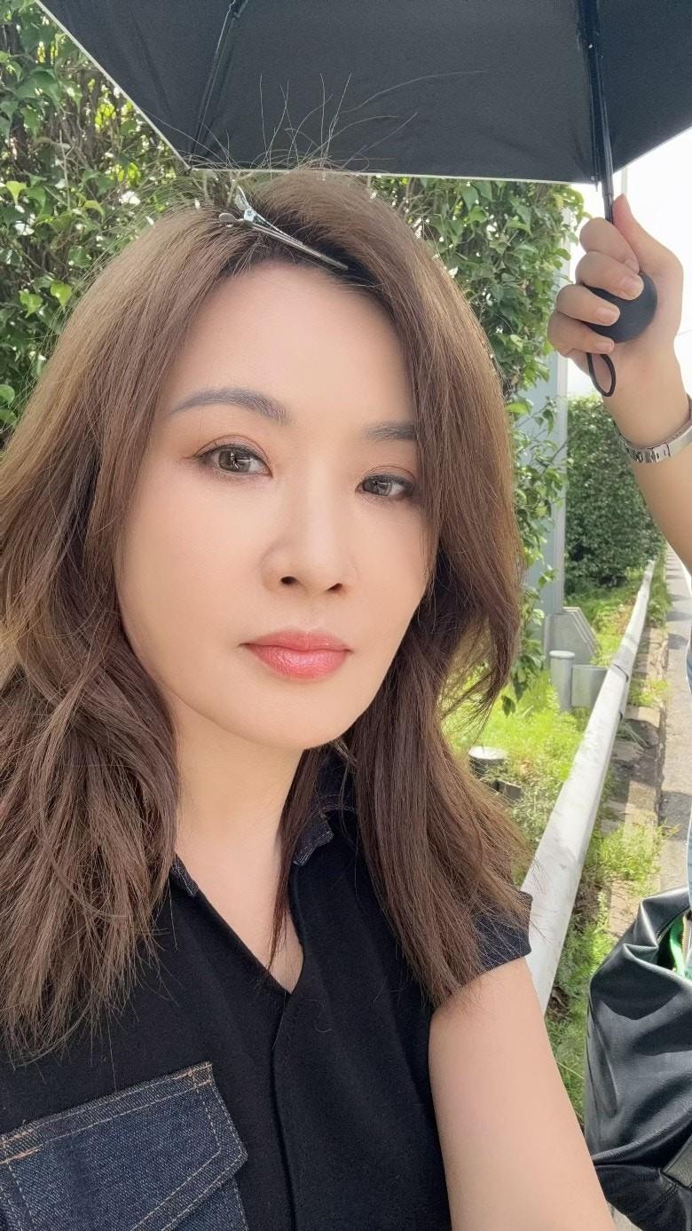 54岁香港老牌女星张文慈，开车在深圳市区路上出了事，跟别的车狠狠撞在一起，撞击力