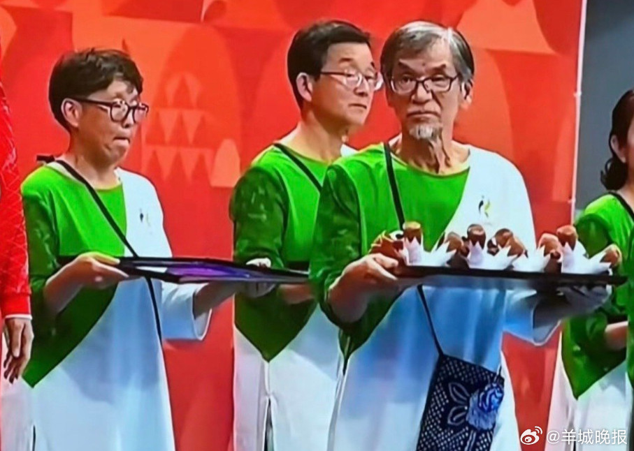 【#亚运会颁奖礼仪人员为何多为银发长者#】过往的运动会颁奖典礼上，礼仪人员大多由