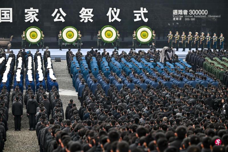 新加坡联合早报今日（12月14日）报道：“中国举行南京大屠杀死难者国家公祭仪式，