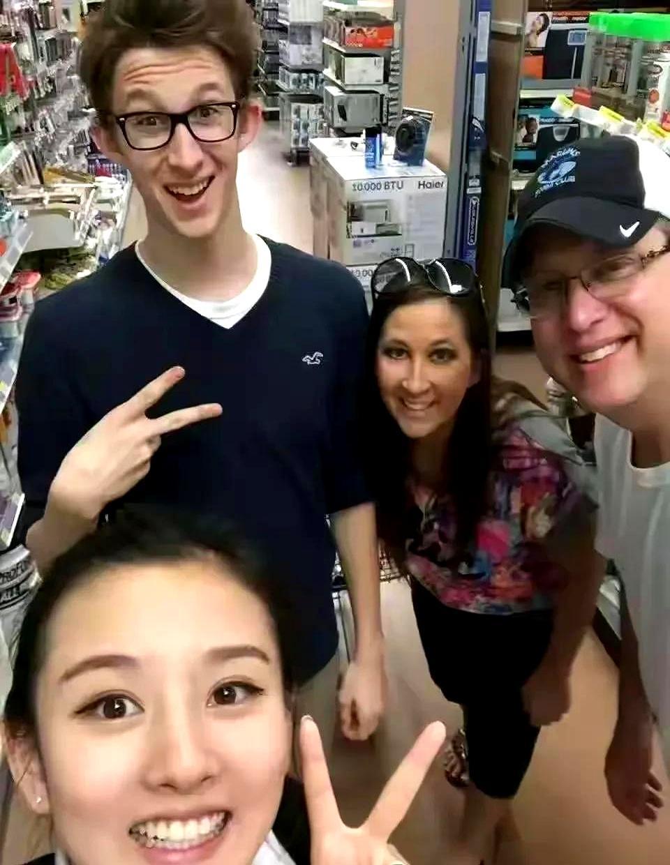 十五岁的宋祖儿在美国穿热裤吊带，跟朋友贴脸喂，嘴对嘴喂薯条。照片一爆，网友炸锅：