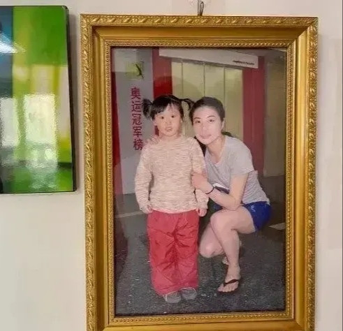 奥运冠军张家齐妈妈录节目回家发烧两天，母女对话却让人心酸。张家齐妈妈在综艺录制结束之后，回家连着发烧