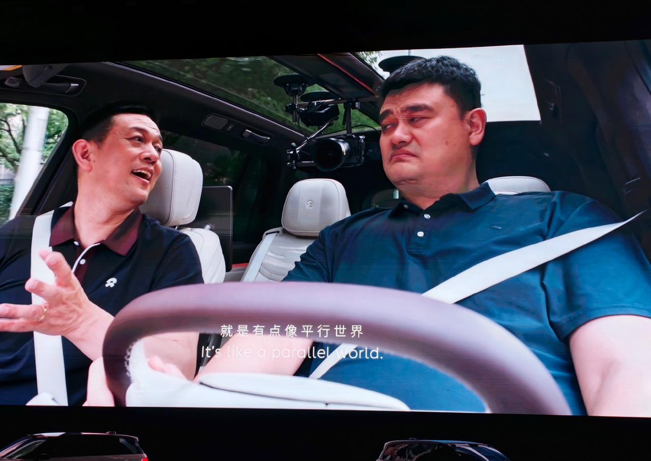 斌哥：明哥，上车系好安全带啊。姚明：这车我只能这么开。头枕顶着腰，没法往后靠