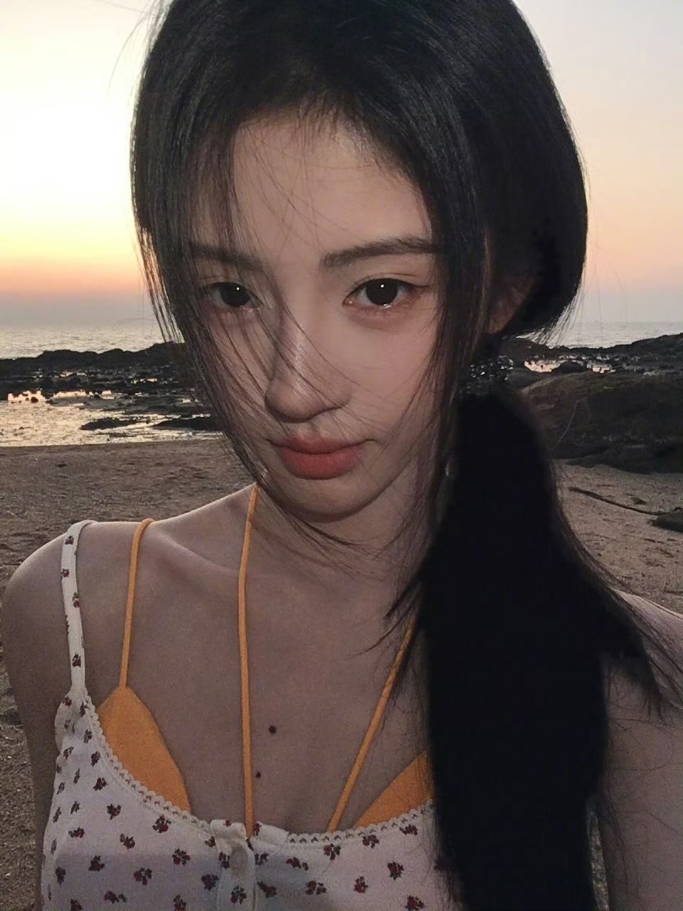 鞠婧祎红头巾落日大片啊啊啊美神又来营业了，好漂亮的小🍊好明媚的宝宝这么美的脸