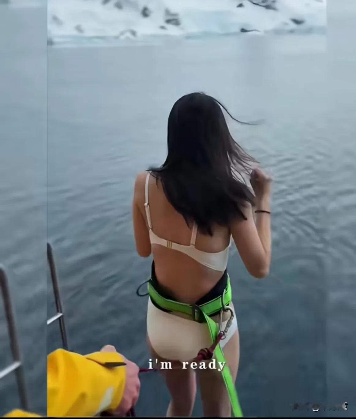 任敏生理期南极跳水引争议！有人觉得她勇敢，其中的冰冷感，隔着屏幕都能够感受到！